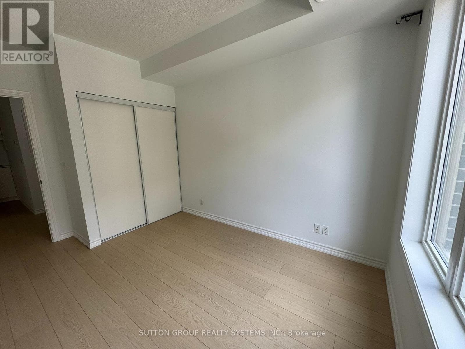 Single Family at 10- 90 Eastwood Park Gardens, Toronto (Long Branch), Ontario - Photo 8 - RE/MAX Garden City Realty