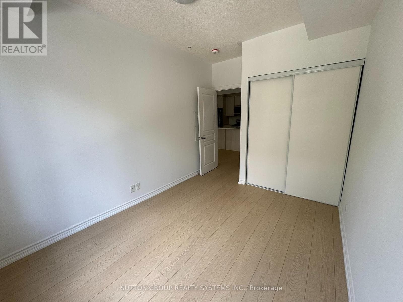 Single Family at 10- 90 Eastwood Park Gardens, Toronto (Long Branch), Ontario - Photo 9 - RE/MAX Garden City Realty
