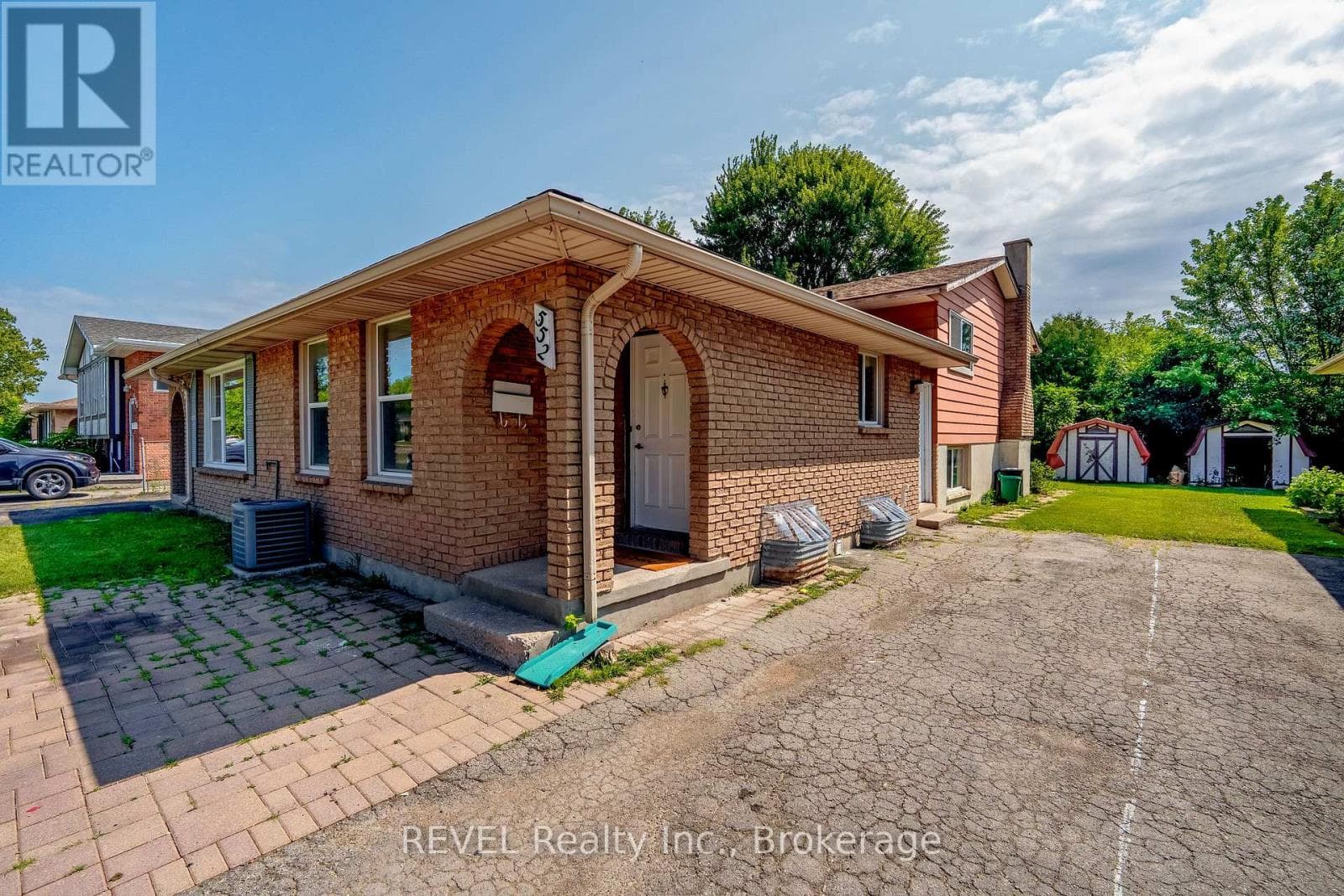 Single Family at 552 First Avenue, Welland (N. Welland), Ontario - Photo 3 - RE/MAX Garden City Realty