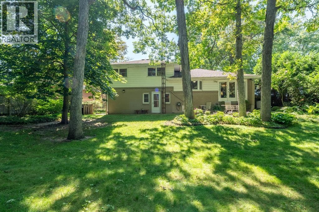 Single Family at 1732 Rutherglen Close, Sarnia, Ontario - Photo 9 - RE/MAX Garden City Realty