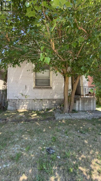 Single Family at 188 Wharncliffe Road, London South (South F), Ontario - Photo 2 - RE/MAX Garden City Realty