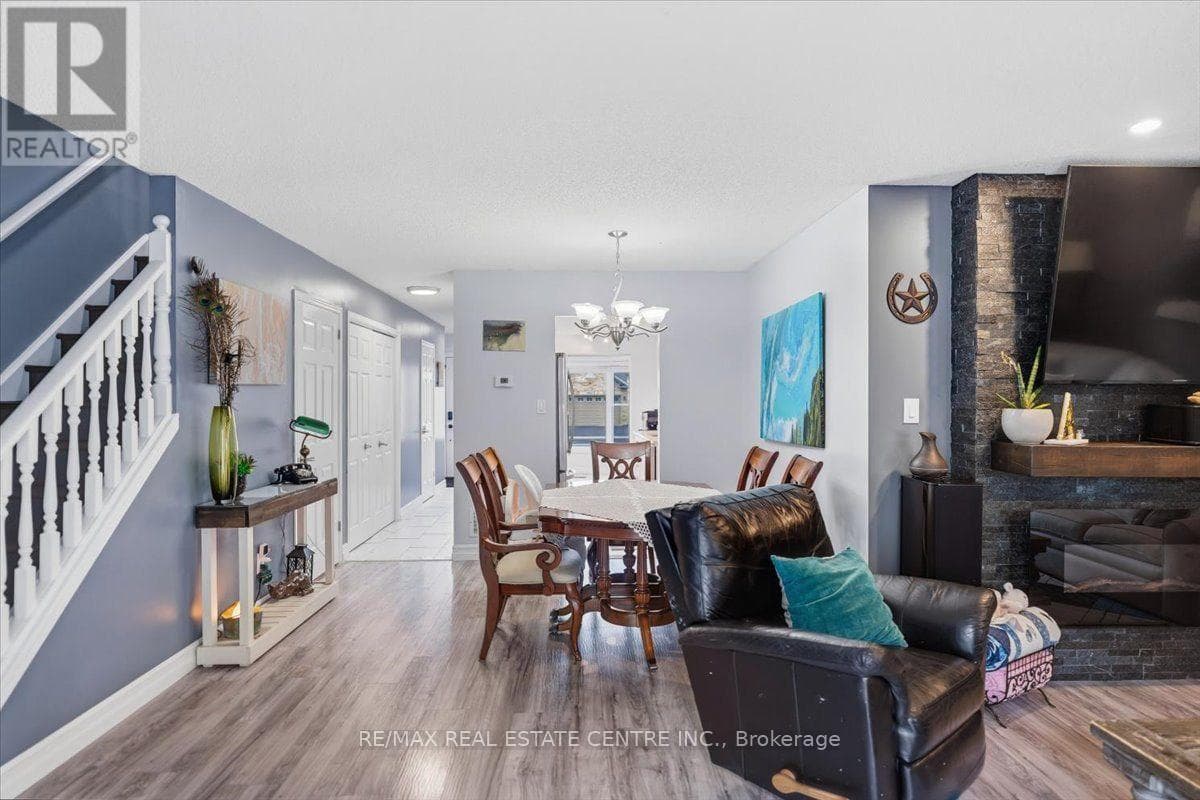 Single Family at 4804 John Street, Lincoln (Beamsville), Ontario - Photo 10 - RE/MAX Garden City Realty