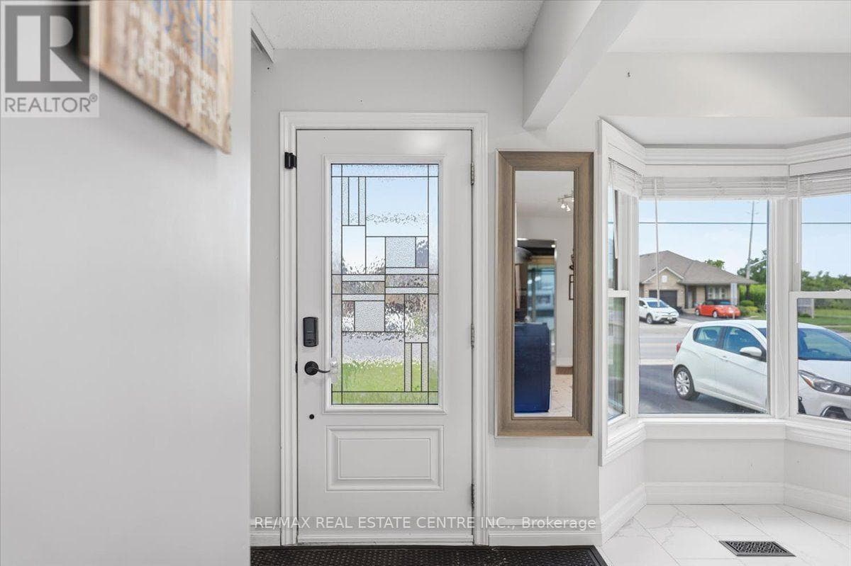 Single Family at 4804 John Street, Lincoln (Beamsville), Ontario - Photo 2 - RE/MAX Garden City Realty