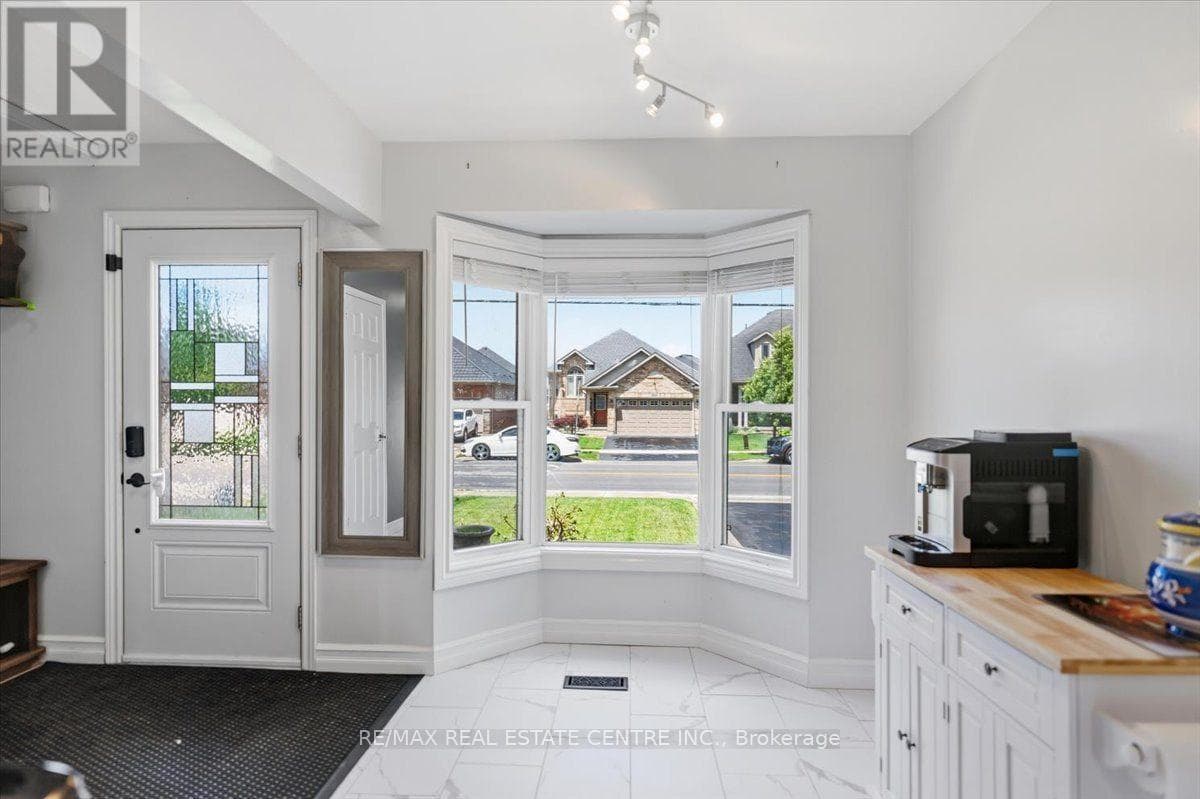 Single Family at 4804 John Street, Lincoln (Beamsville), Ontario - Photo 4 - RE/MAX Garden City Realty