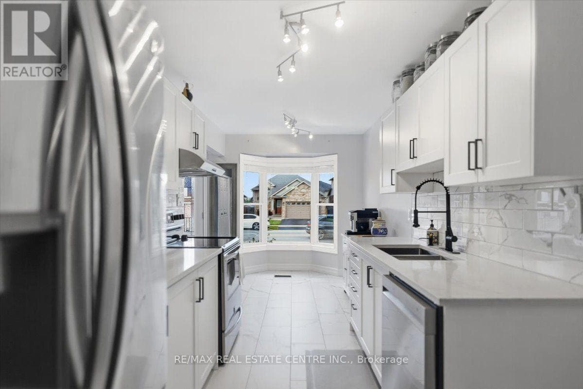 Single Family at 4804 John Street, Lincoln (Beamsville), Ontario - Photo 6 - RE/MAX Garden City Realty