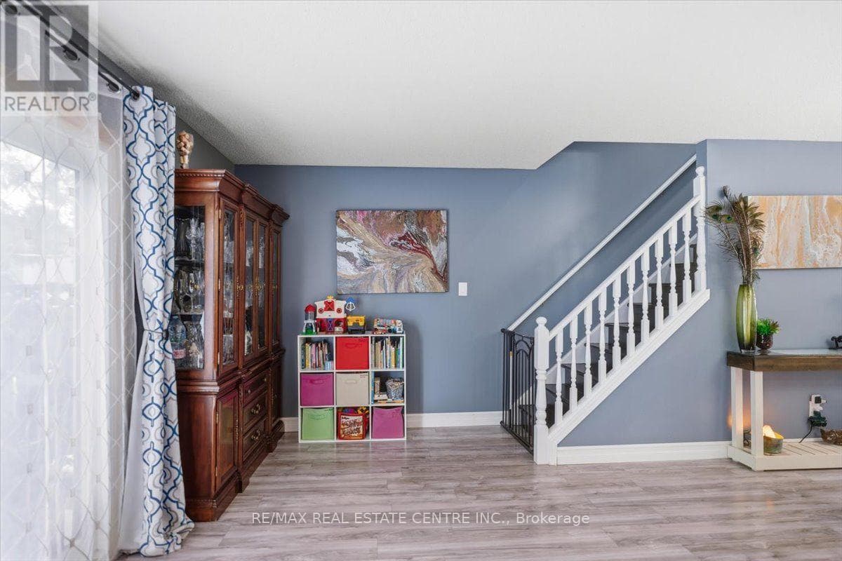 Single Family at 4804 John Street, Lincoln (Beamsville), Ontario - Photo 9 - RE/MAX Garden City Realty