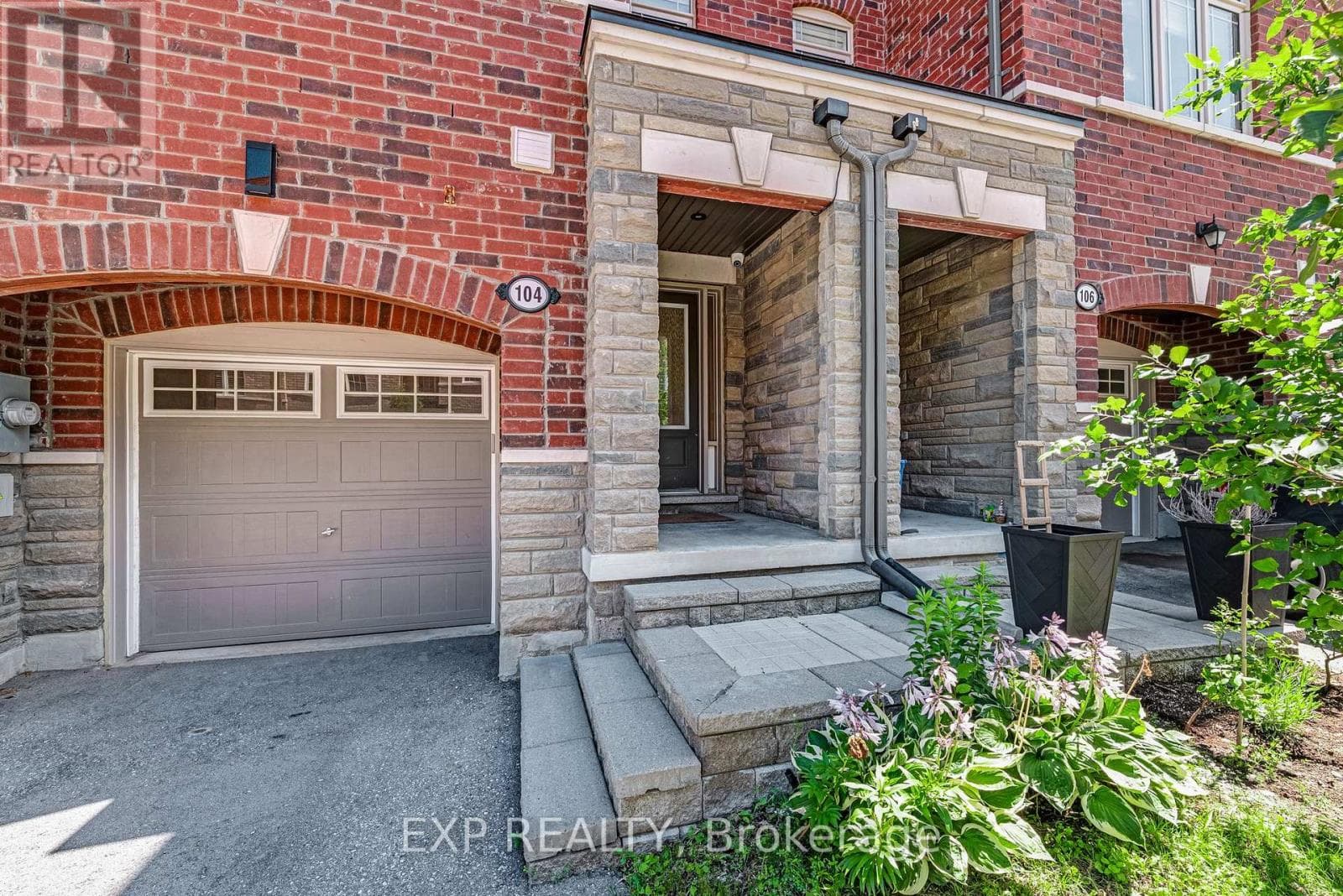 Single Family at 104 Gordon Circle, Newmarket (Gorham-College Manor), Ontario - Photo 2 - RE/MAX Garden City Realty