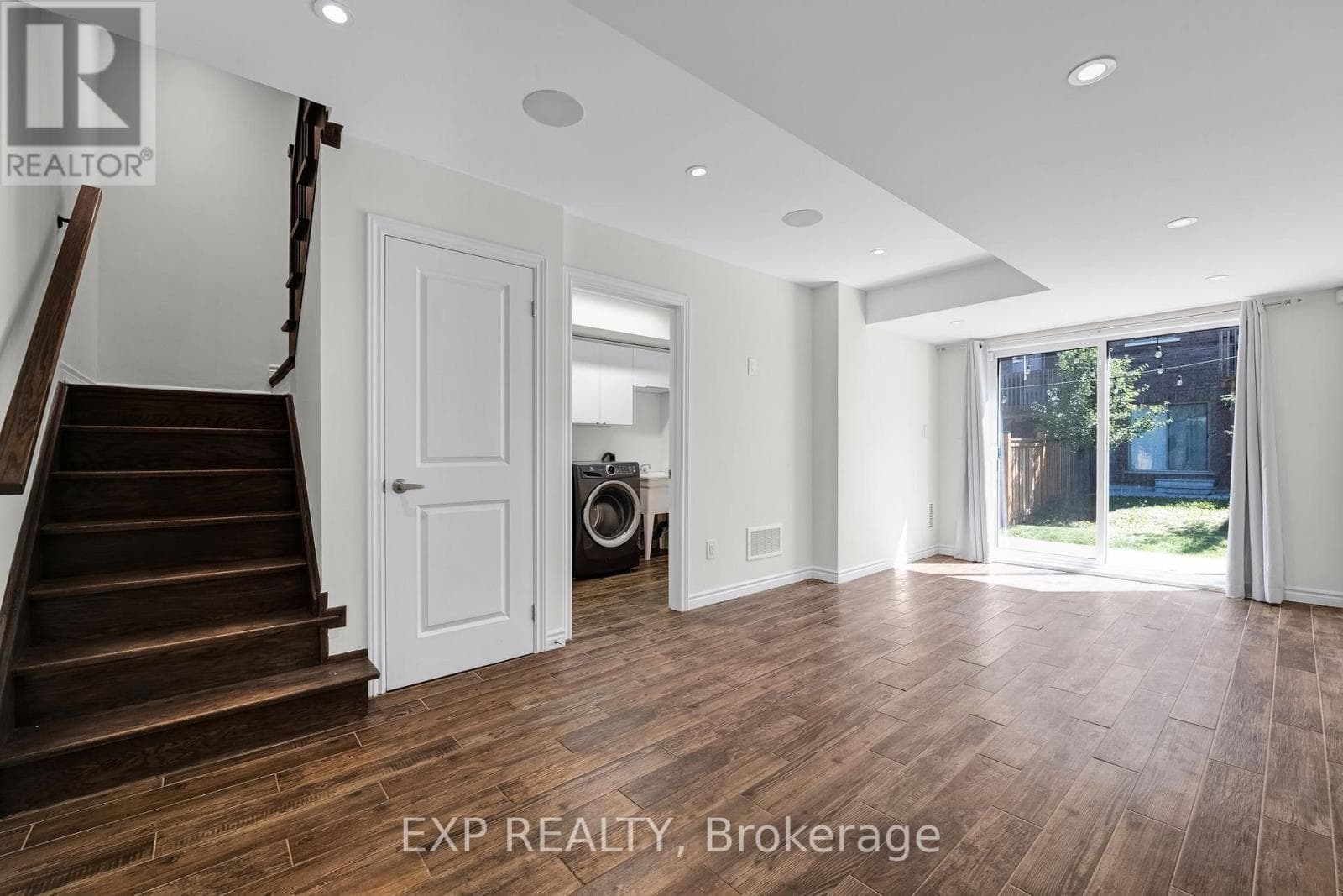 Single Family at 104 Gordon Circle, Newmarket (Gorham-College Manor), Ontario - Photo 6 - RE/MAX Garden City Realty