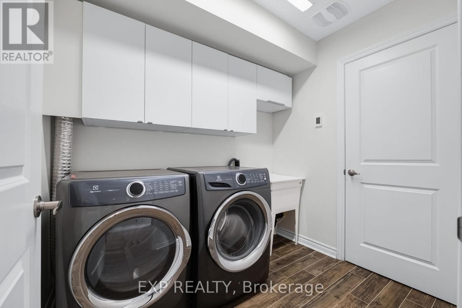 Single Family at 104 Gordon Circle, Newmarket (Gorham-College Manor), Ontario - Photo 7 - RE/MAX Garden City Realty