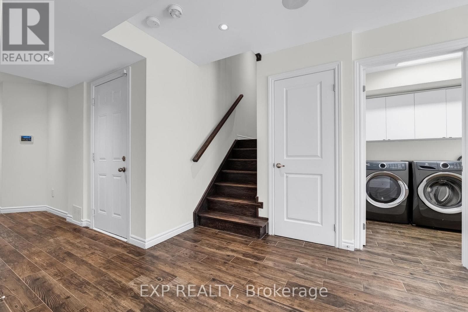 Single Family at 104 Gordon Circle, Newmarket (Gorham-College Manor), Ontario - Photo 9 - RE/MAX Garden City Realty