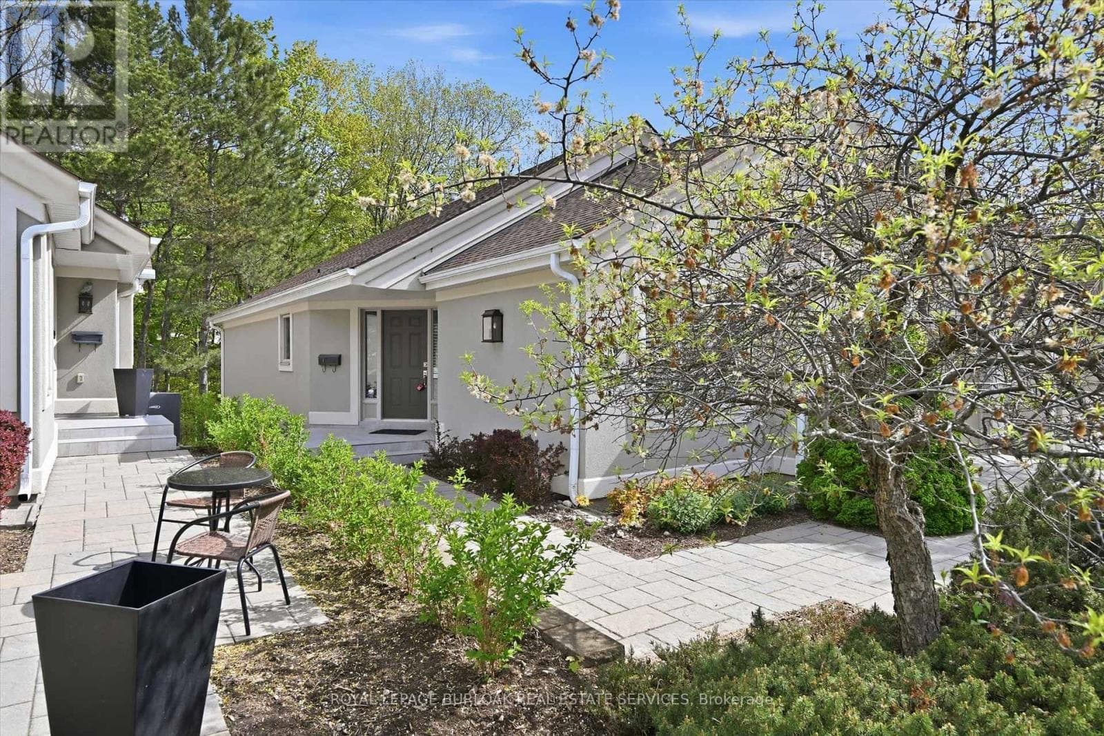 Single Family at 4- 1095 Skyview Drive, Burlington (Tyandaga), Ontario - Photo 2 - RE/MAX Garden City Realty