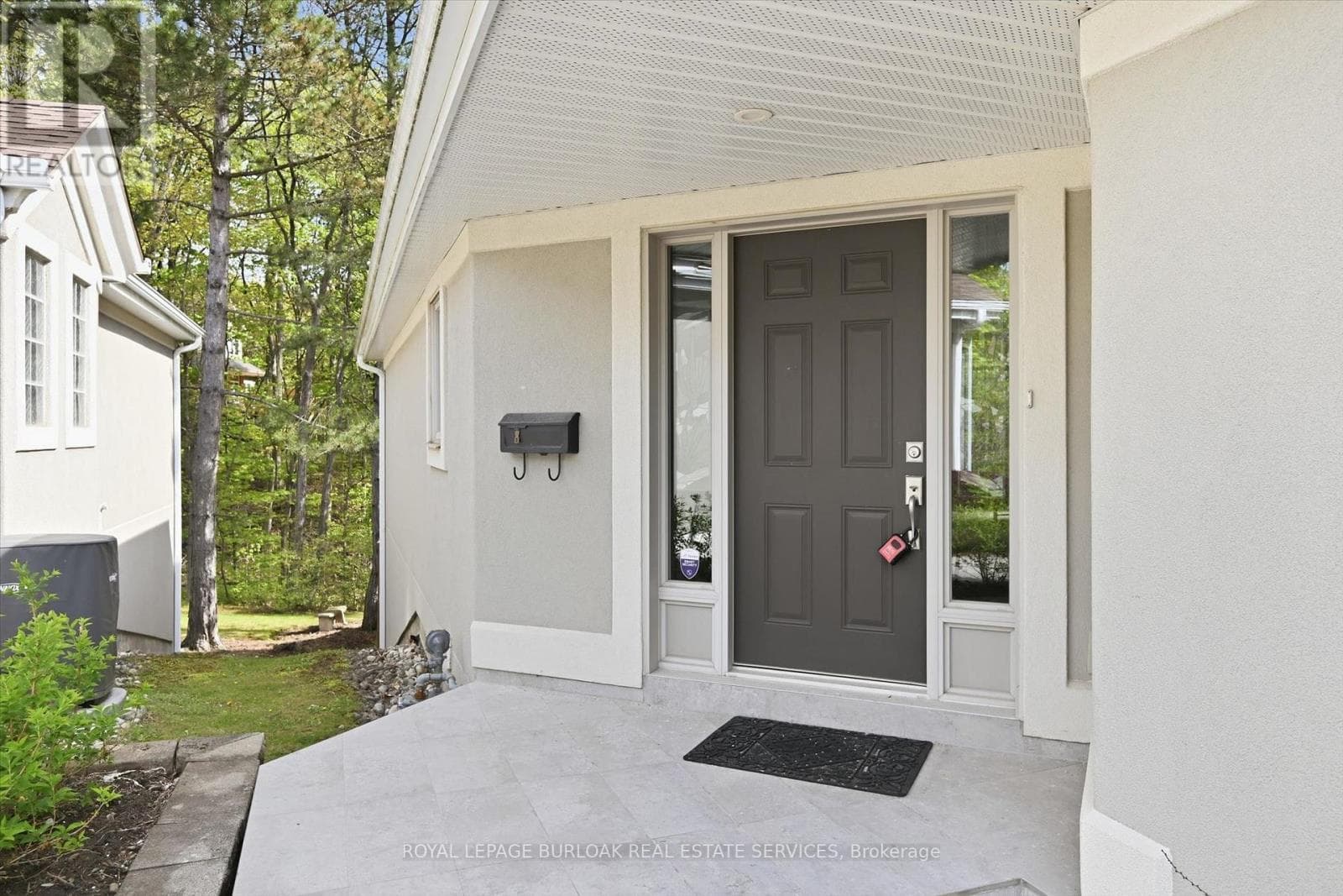 Single Family at 4- 1095 Skyview Drive, Burlington (Tyandaga), Ontario - Photo 4 - RE/MAX Garden City Realty