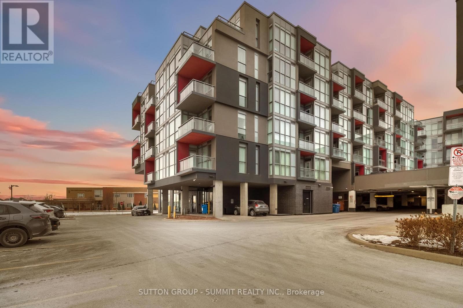 D422- 5220 DUNDAS Street