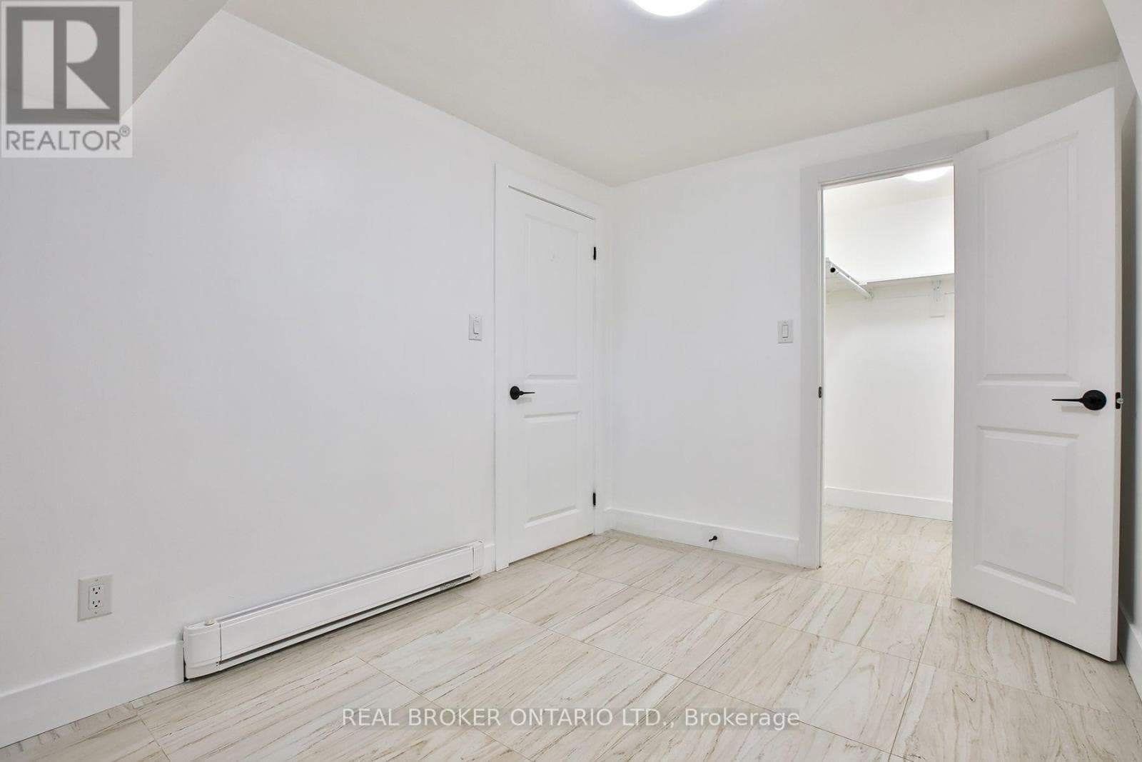 Single Family at 6- 252 Sixth Street, Toronto (New Toronto), Ontario - Photo 10 - RE/MAX Garden City Realty