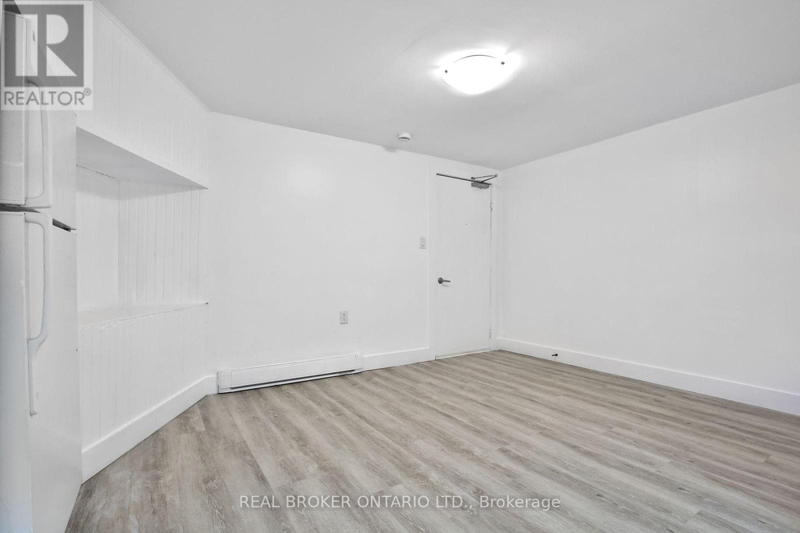 Single Family at 6- 252 Sixth Street, Toronto (New Toronto), Ontario - Photo 2 - RE/MAX Garden City Realty