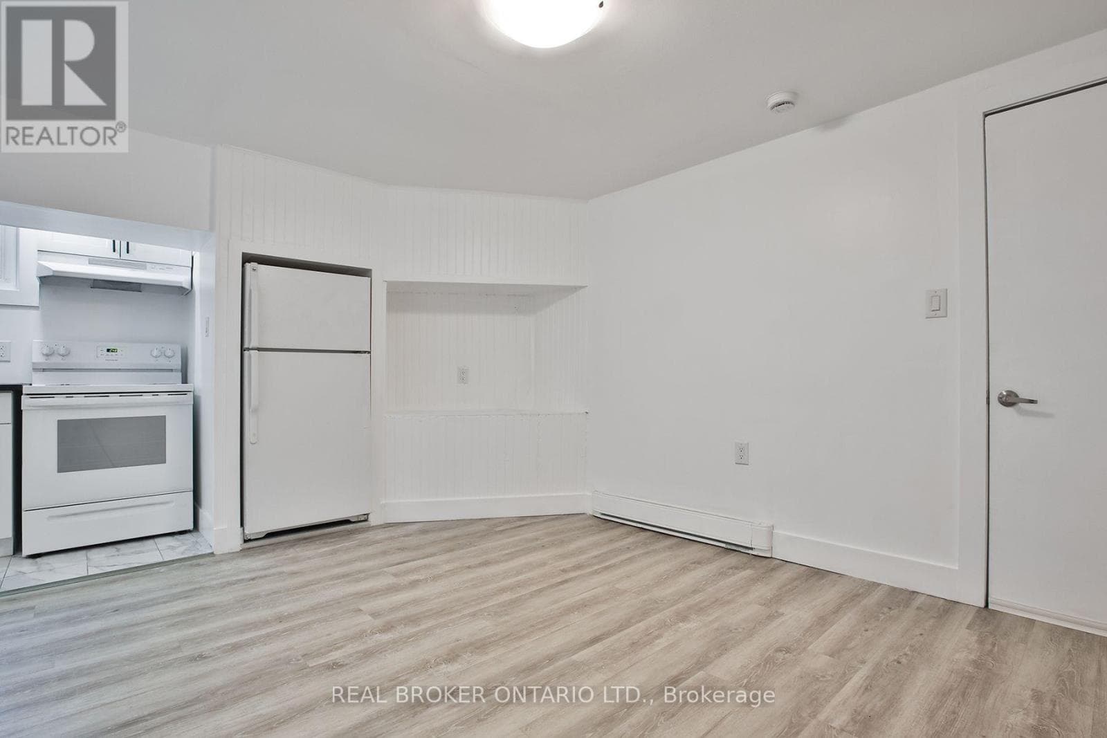 Single Family at 6- 252 Sixth Street, Toronto (New Toronto), Ontario - Photo 3 - RE/MAX Garden City Realty