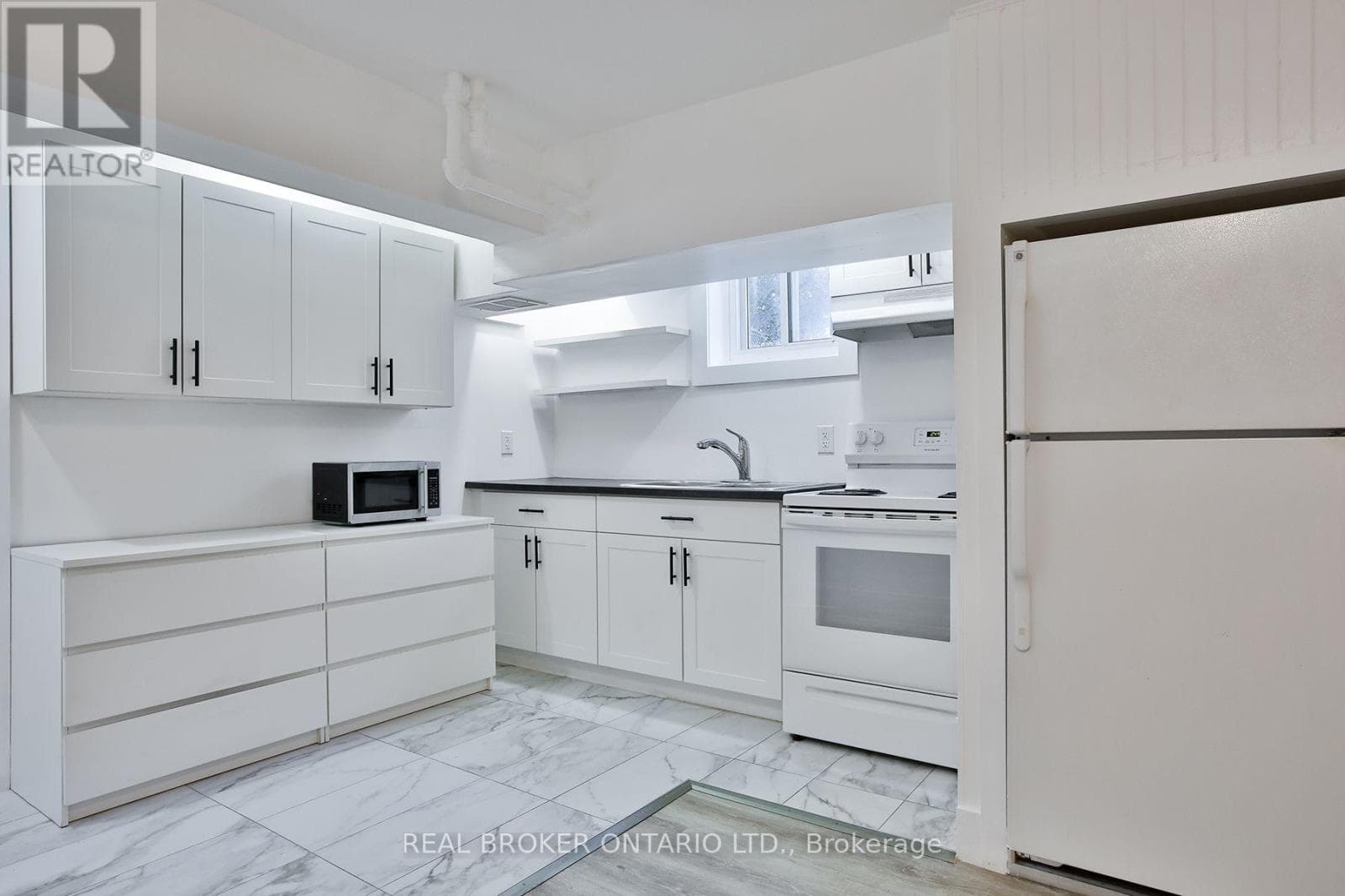 Single Family at 6- 252 Sixth Street, Toronto (New Toronto), Ontario - Photo 4 - RE/MAX Garden City Realty