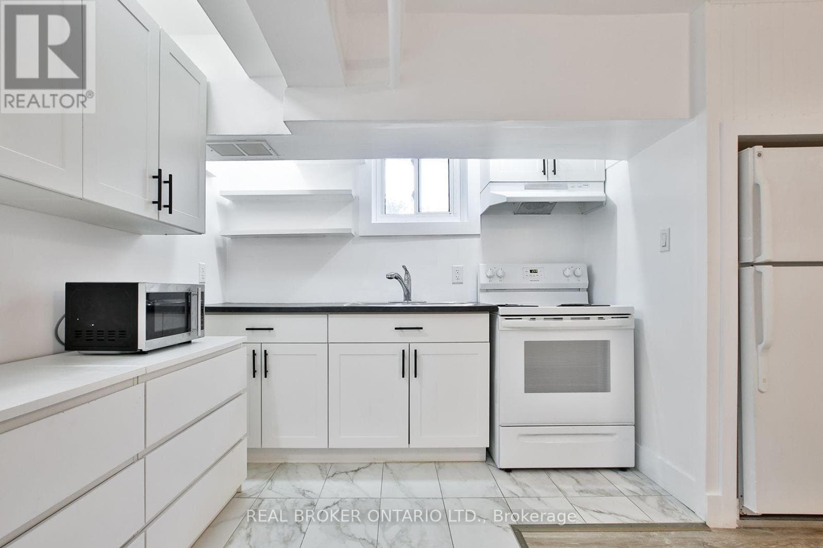 Single Family at 6- 252 Sixth Street, Toronto (New Toronto), Ontario - Photo 5 - RE/MAX Garden City Realty