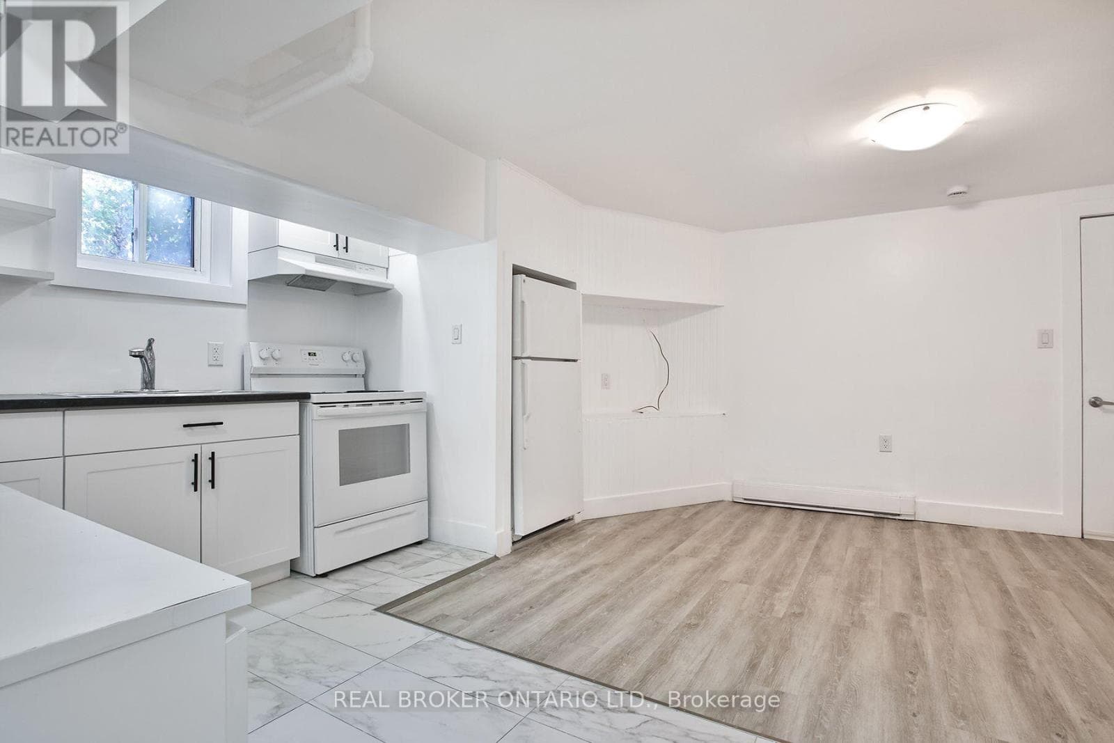 Single Family at 6- 252 Sixth Street, Toronto (New Toronto), Ontario - Photo 7 - RE/MAX Garden City Realty