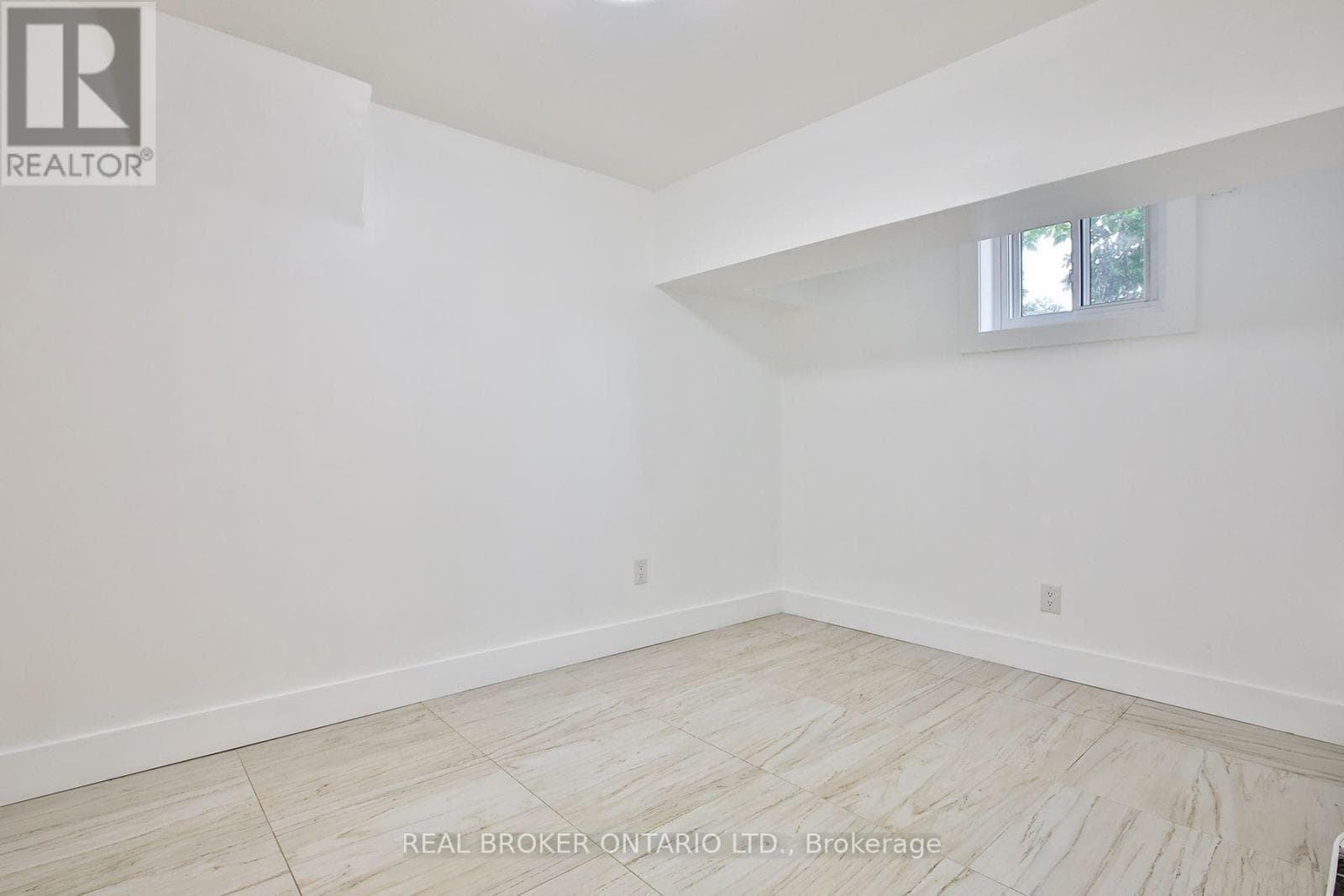 Single Family at 6- 252 Sixth Street, Toronto (New Toronto), Ontario - Photo 8 - RE/MAX Garden City Realty