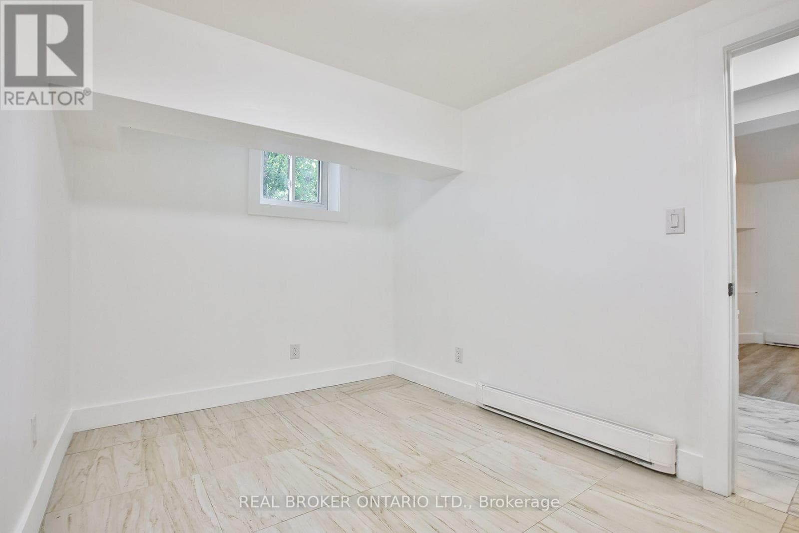 Single Family at 6- 252 Sixth Street, Toronto (New Toronto), Ontario - Photo 9 - RE/MAX Garden City Realty
