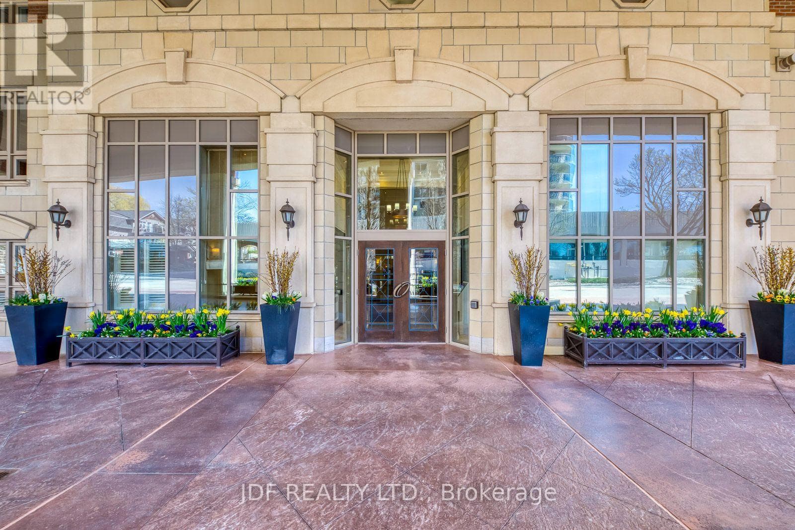 402- 111 Forsythe Street