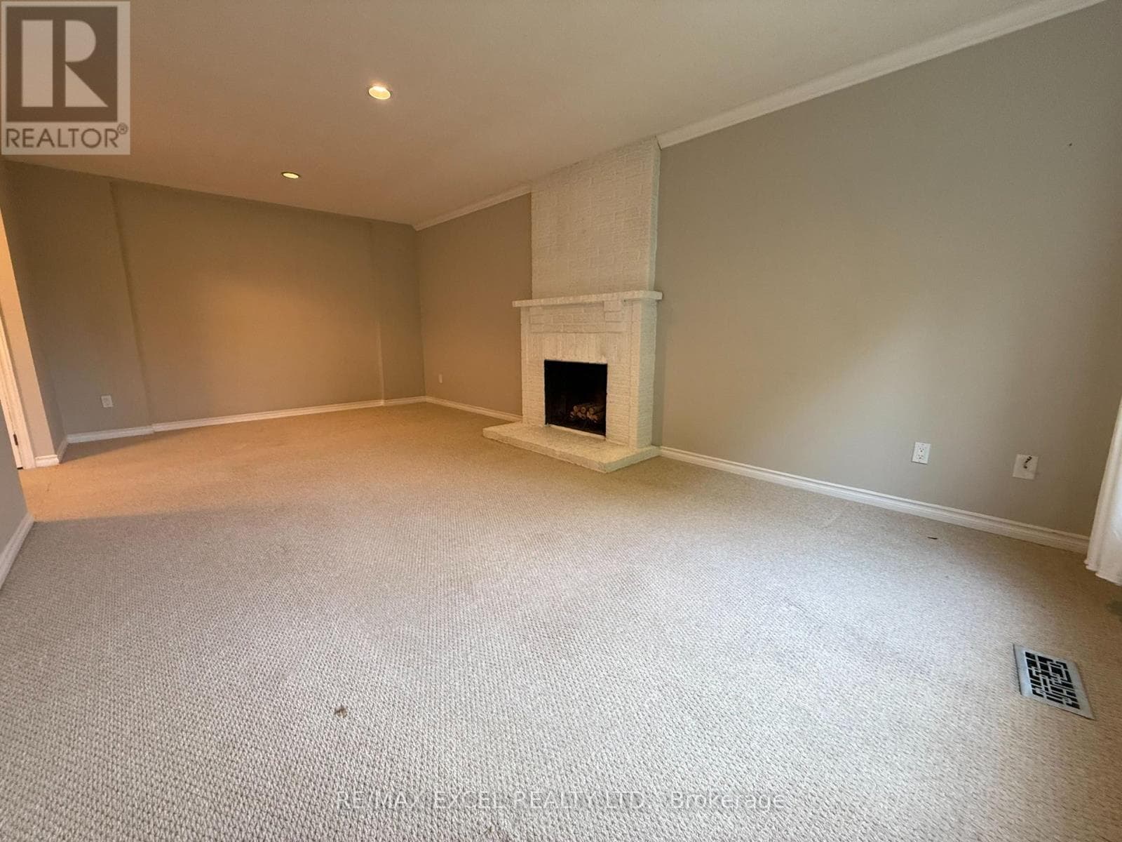 Single Family at Lower- 197 Lancaster Avenue, Newmarket (Bristol-London), Ontario - Photo 3 - RE/MAX Garden City Realty