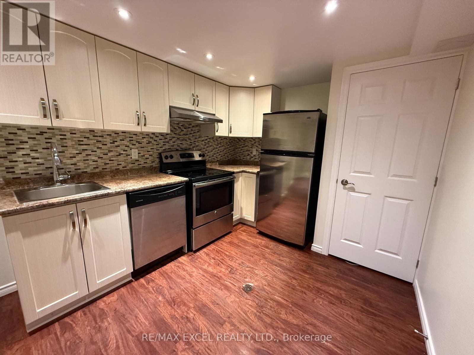 Single Family at Lower- 197 Lancaster Avenue, Newmarket (Bristol-London), Ontario - Photo 6 - RE/MAX Garden City Realty