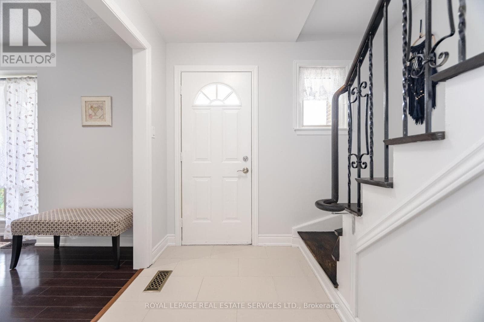 Single Family at 39 Aberdeen Crescent, Brampton (Avondale), Ontario - Photo 2 - RE/MAX Garden City Realty