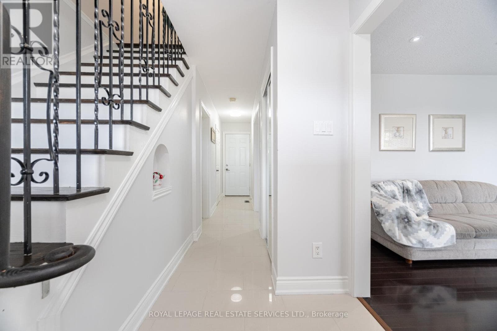 Single Family at 39 Aberdeen Crescent, Brampton (Avondale), Ontario - Photo 3 - RE/MAX Garden City Realty