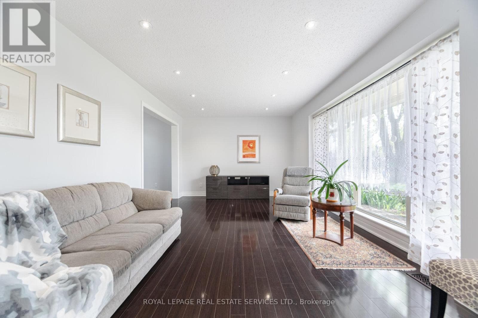 Single Family at 39 Aberdeen Crescent, Brampton (Avondale), Ontario - Photo 4 - RE/MAX Garden City Realty