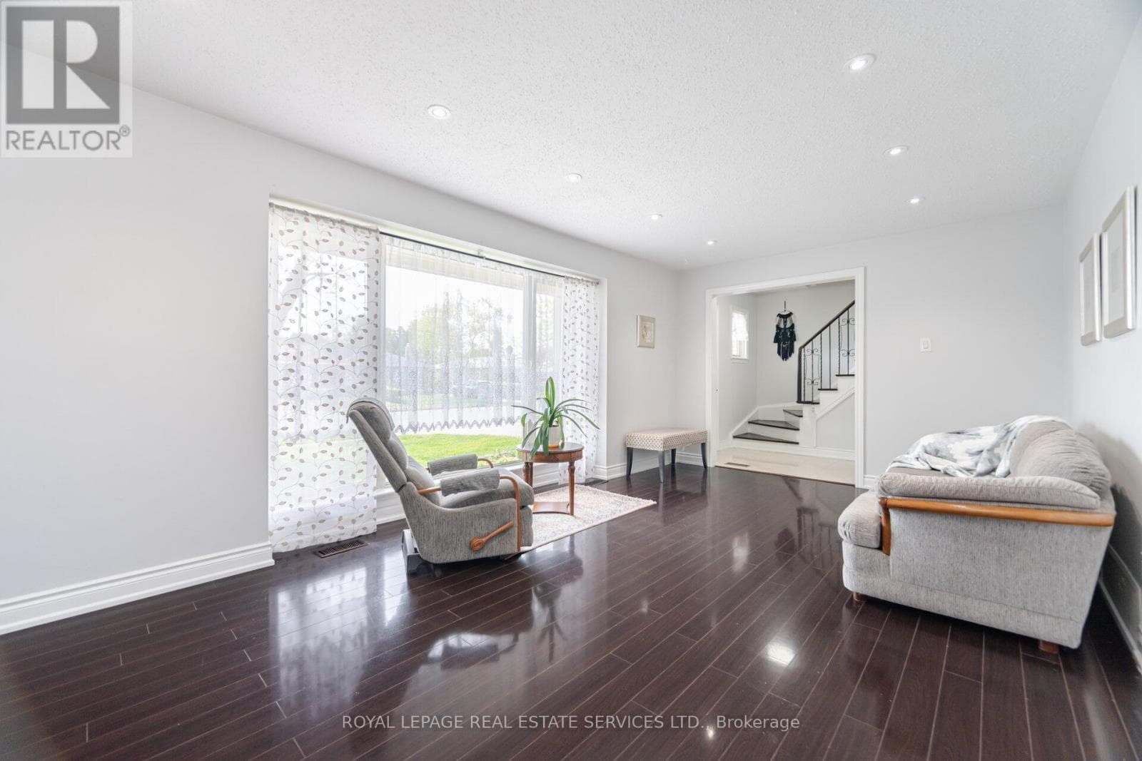 Single Family at 39 Aberdeen Crescent, Brampton (Avondale), Ontario - Photo 5 - RE/MAX Garden City Realty
