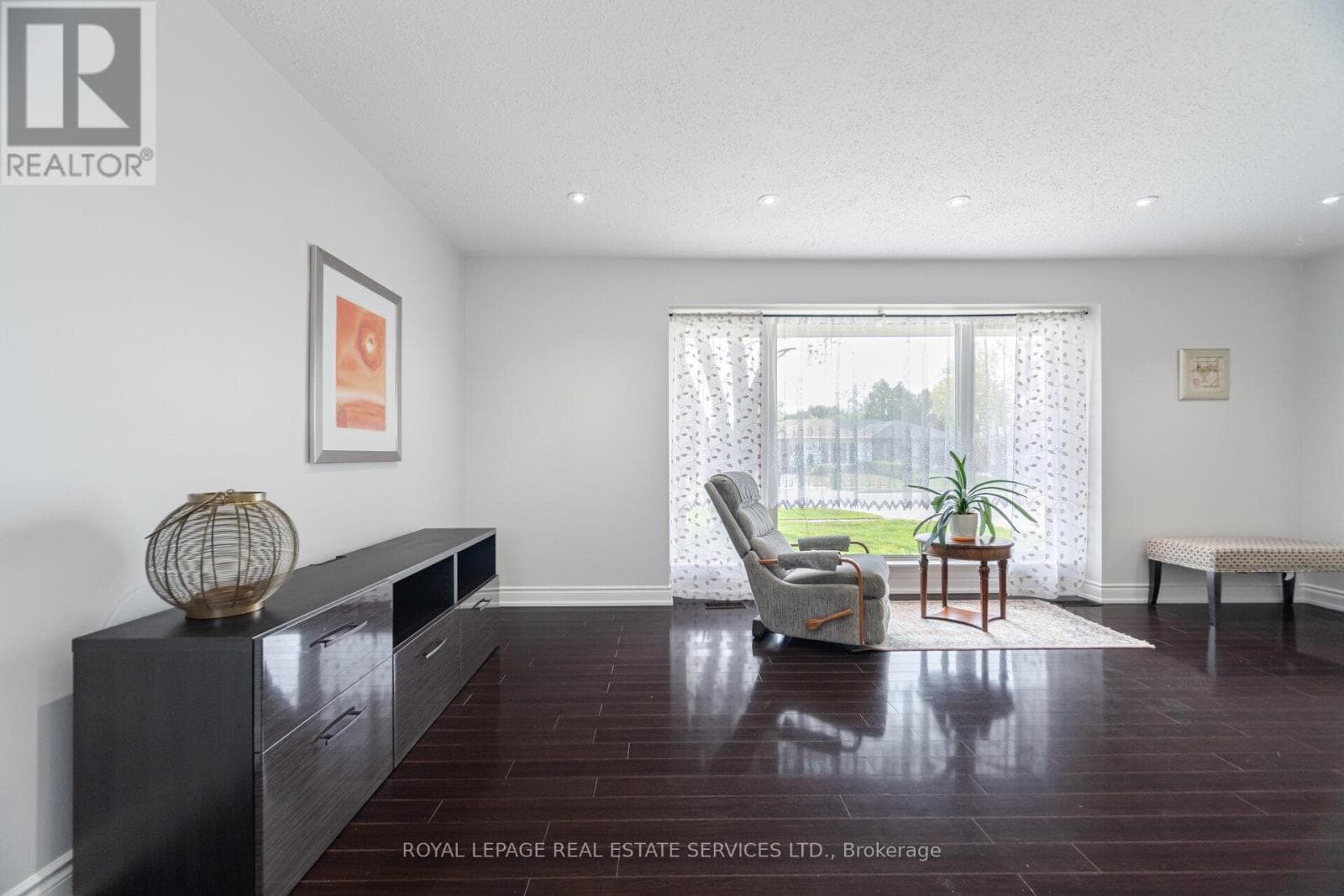 Single Family at 39 Aberdeen Crescent, Brampton (Avondale), Ontario - Photo 8 - RE/MAX Garden City Realty
