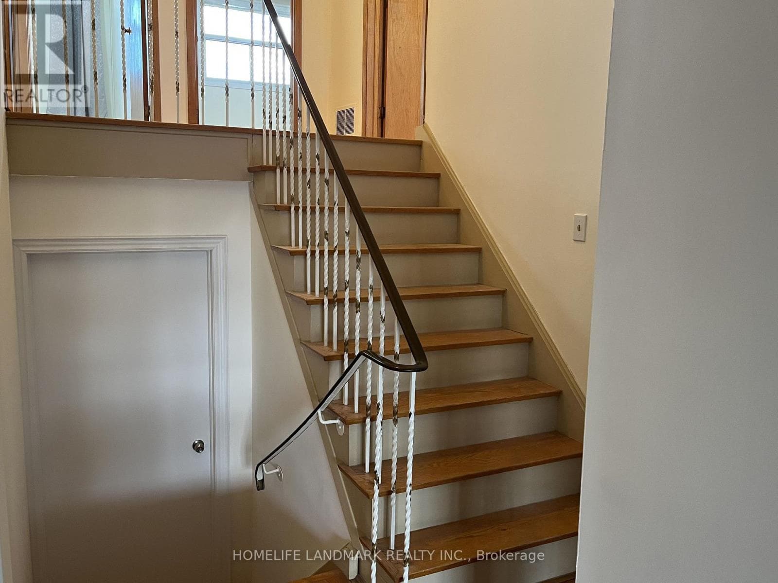 Single Family at UPPER- 31 Pawnee Avenue, Toronto (Pleasant View), Ontario - Photo 8 - RE/MAX Garden City Realty