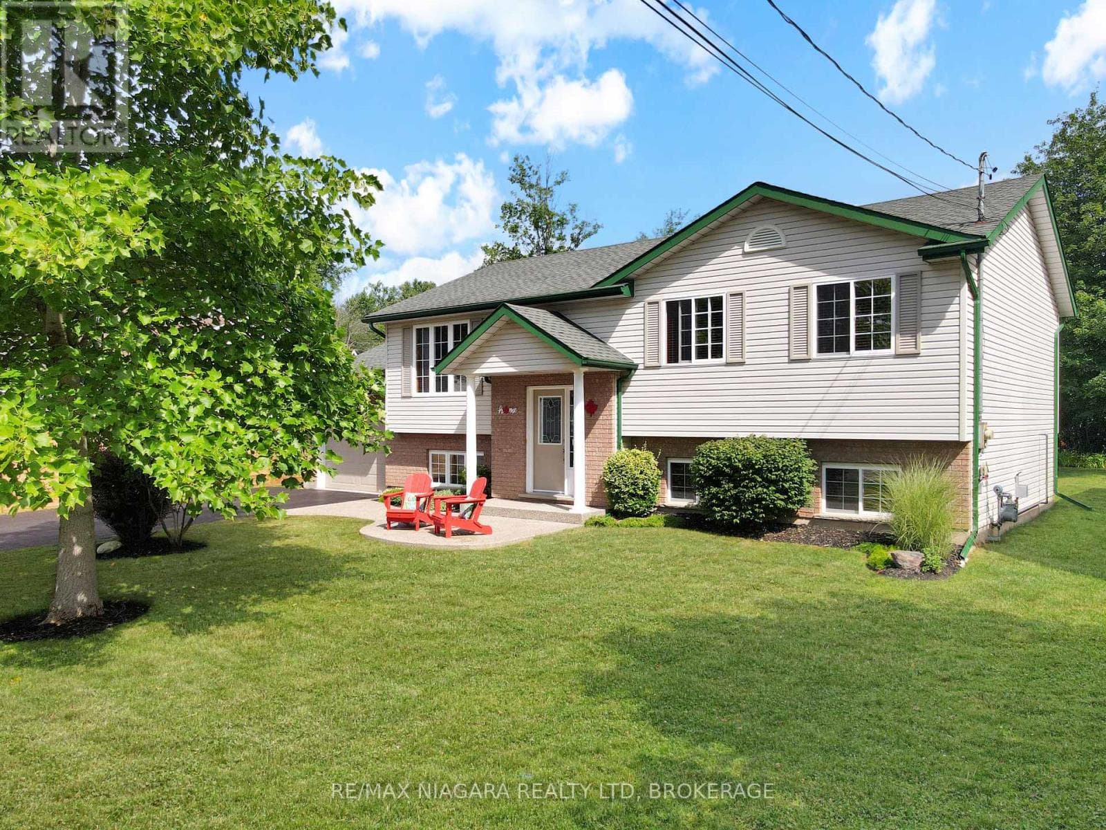 Single Family at 3230 Bethune Avenue, Fort Erie (Ridgeway), Ontario - Photo 3 - RE/MAX Garden City Realty