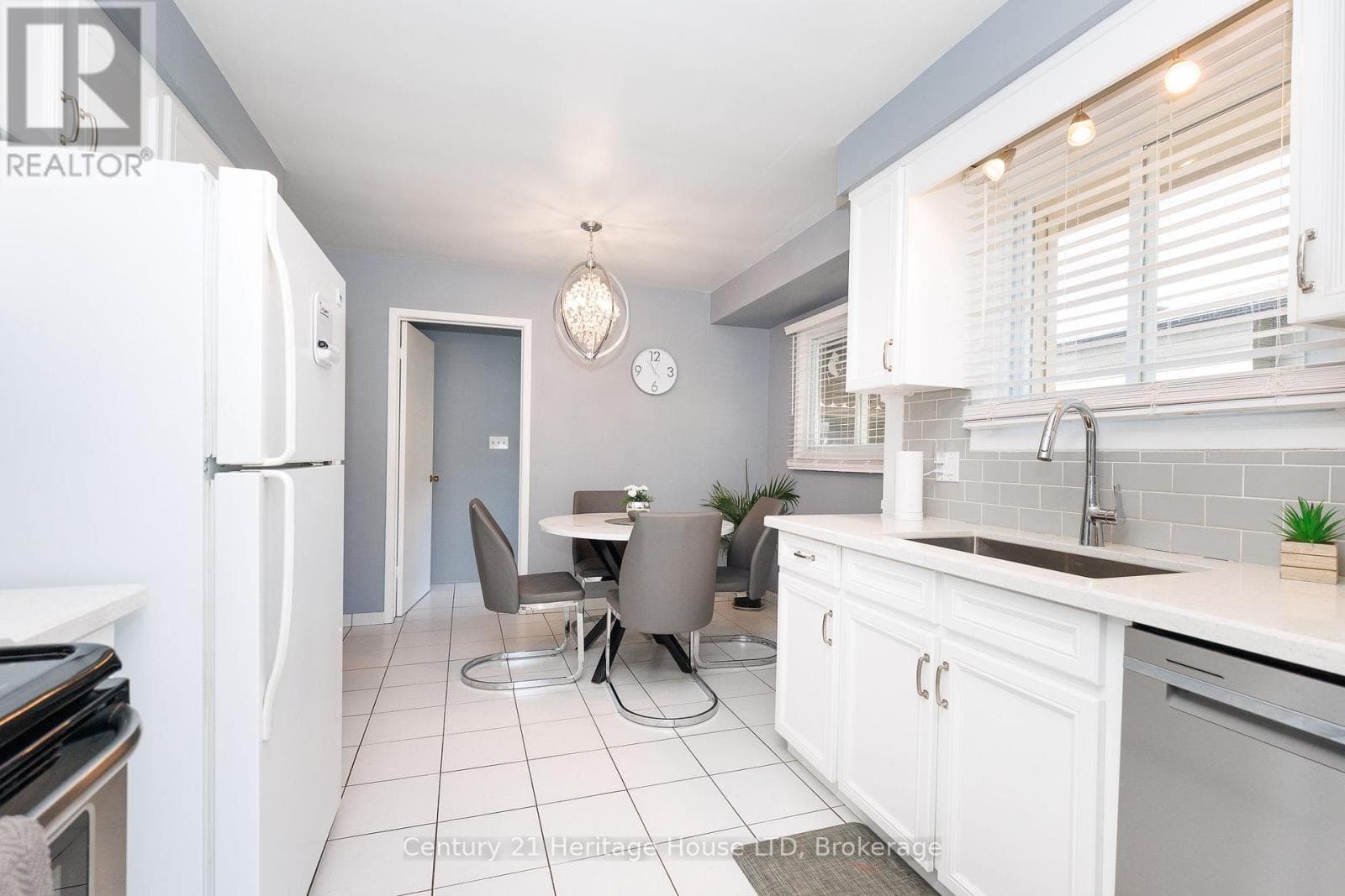 Single Family at 8086 Paddock Trail Drive, Niagara Falls (Ascot), Ontario - Photo 7 - RE/MAX Garden City Realty