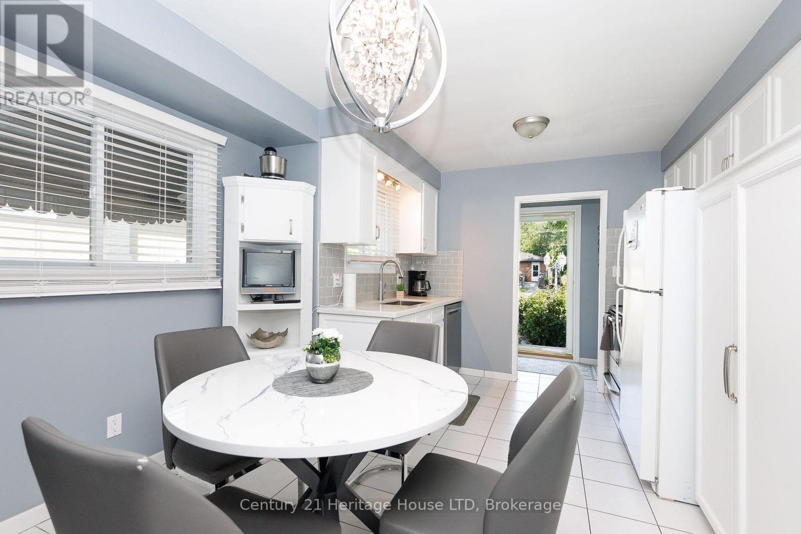 Single Family at 8086 Paddock Trail Drive, Niagara Falls (Ascot), Ontario - Photo 8 - RE/MAX Garden City Realty