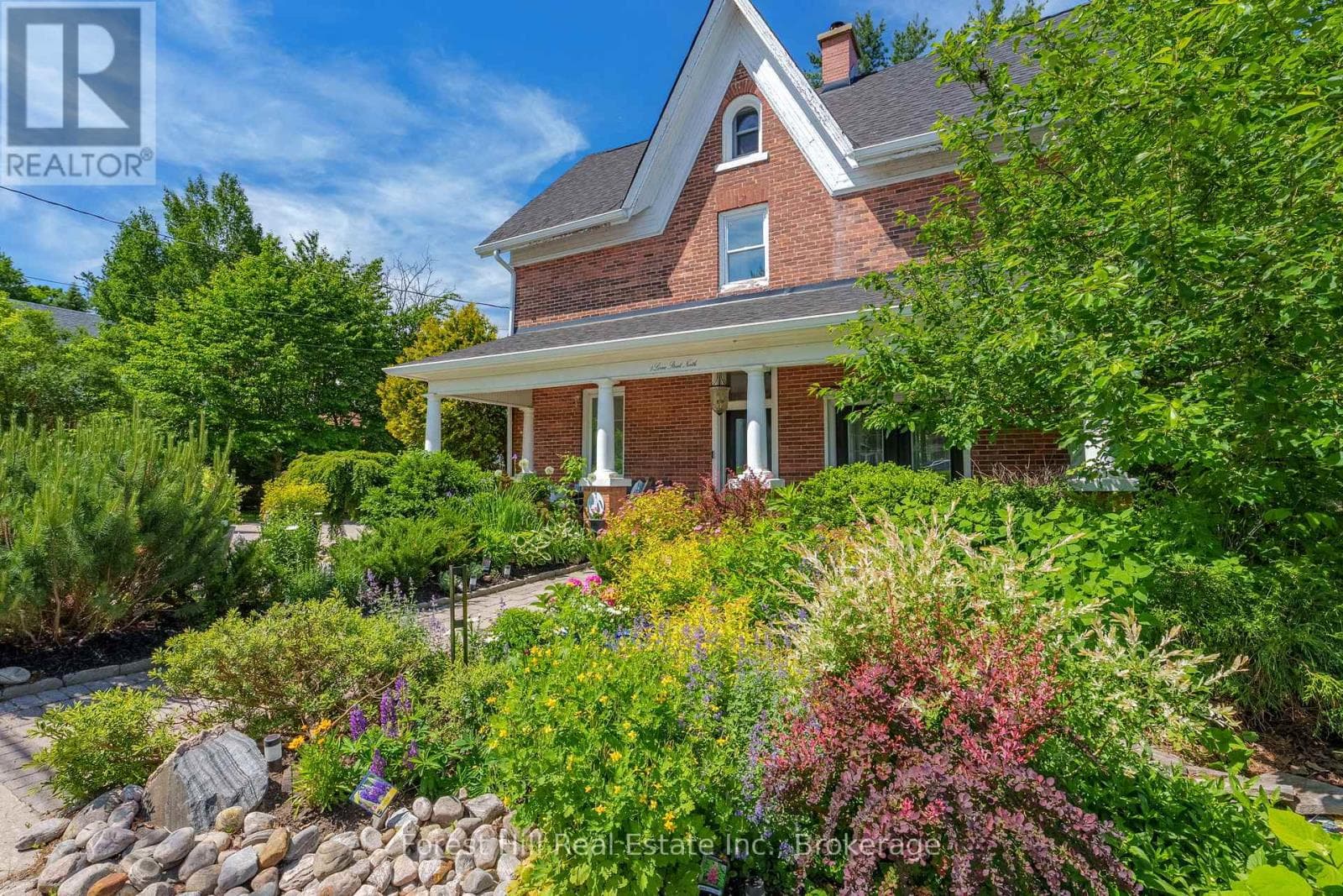 Single Family at 5 Lorne Street, Huntsville, Ontario - Photo 2 - RE/MAX Garden City Realty