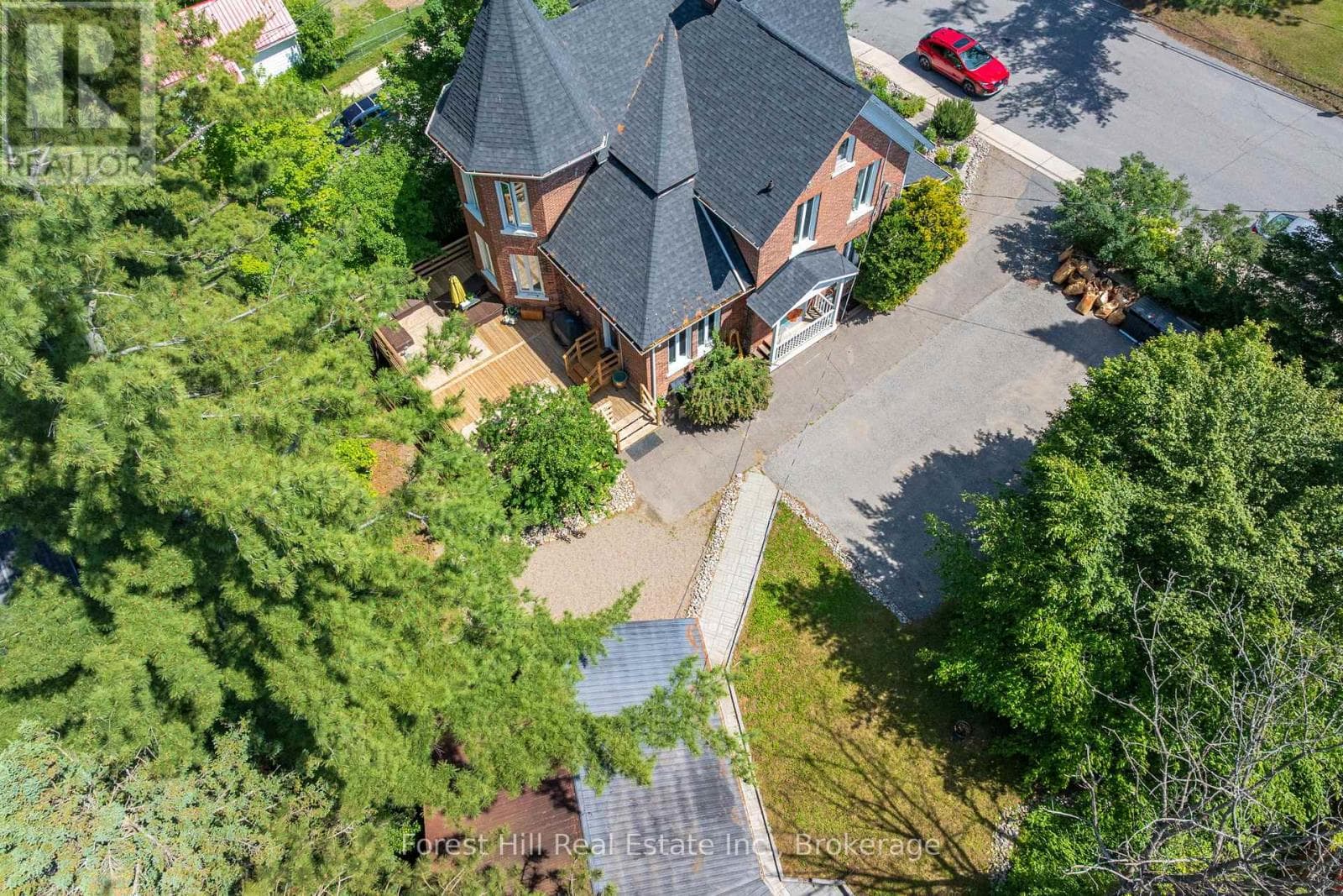 Single Family at 5 Lorne Street, Huntsville, Ontario - Photo 3 - RE/MAX Garden City Realty