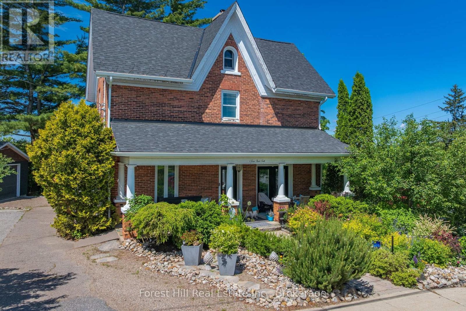 Single Family at 5 Lorne Street, Huntsville, Ontario - Photo 4 - RE/MAX Garden City Realty