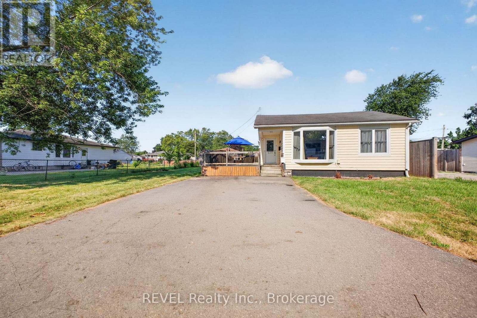 Single Family at 435 Grandview Road, Fort Erie (Crescent Park), Ontario - Photo 2 - RE/MAX Garden City Realty