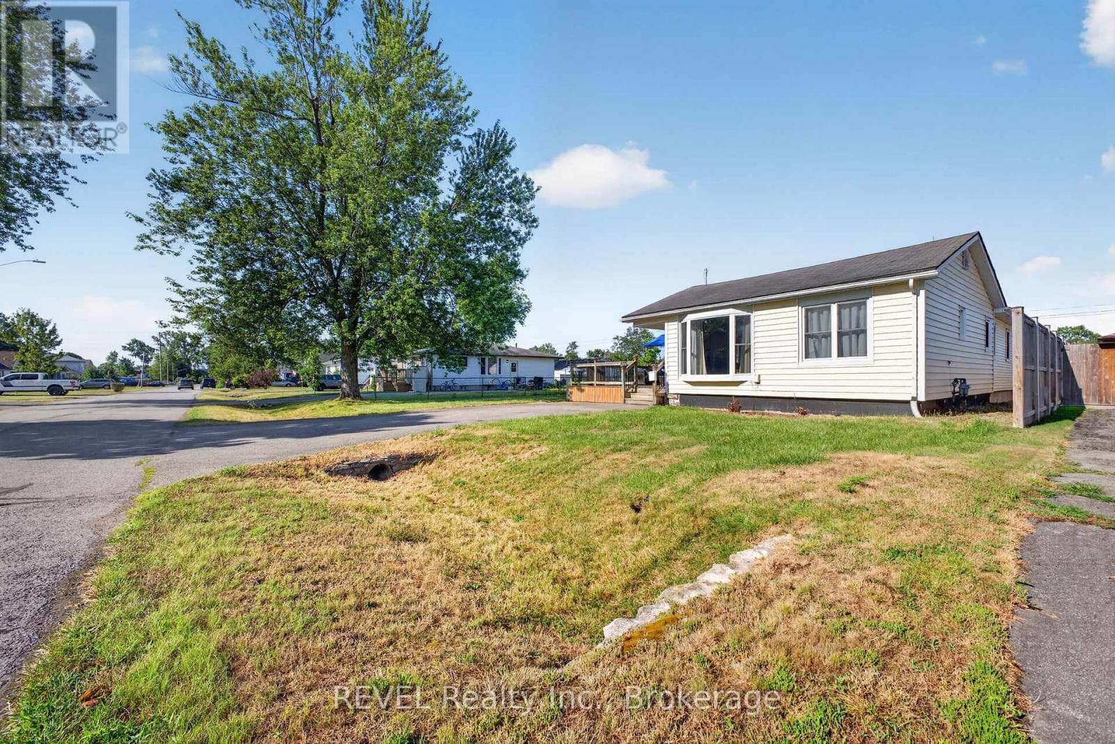 Single Family at 435 Grandview Road, Fort Erie (Crescent Park), Ontario - Photo 3 - RE/MAX Garden City Realty