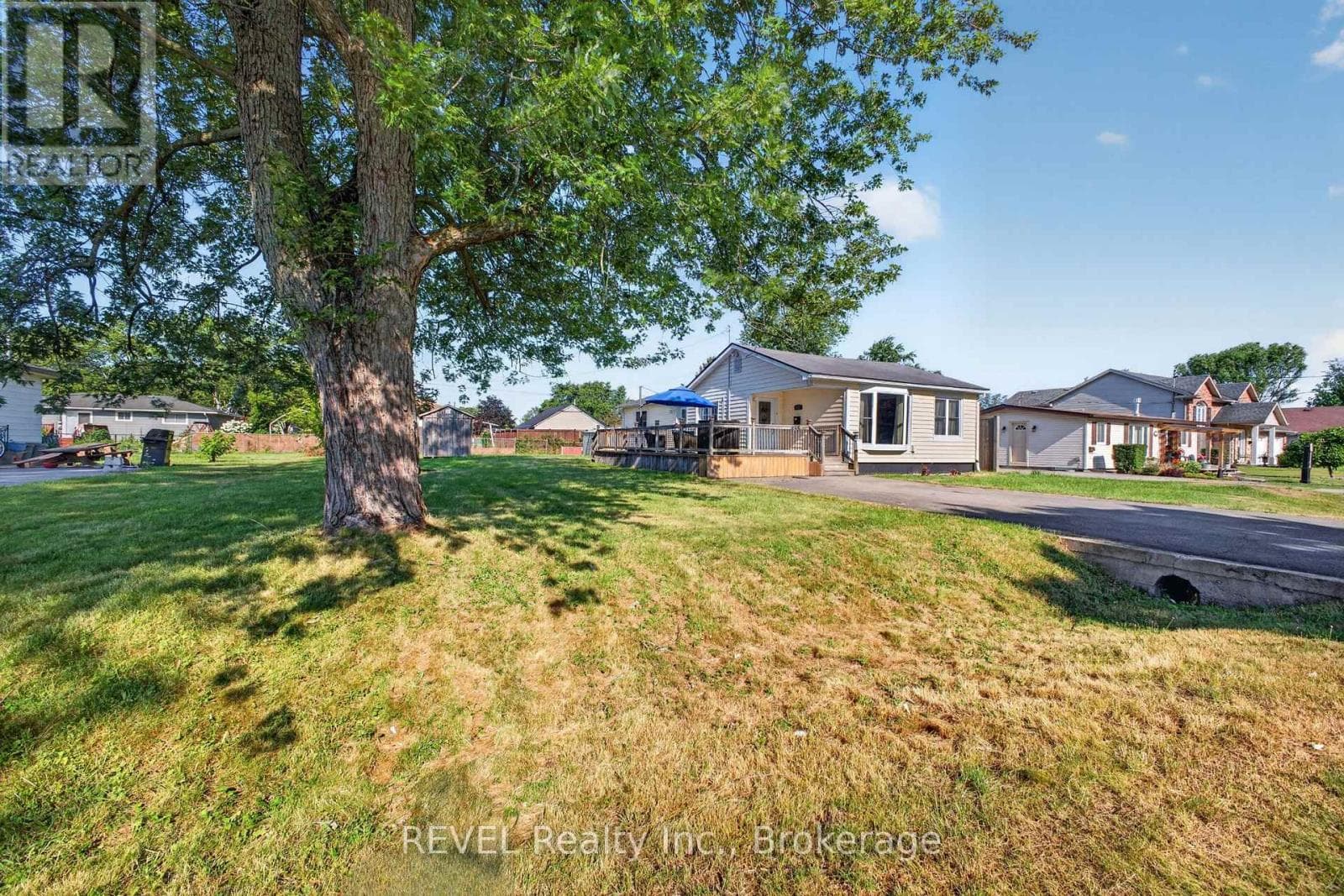 Single Family at 435 Grandview Road, Fort Erie (Crescent Park), Ontario - Photo 4 - RE/MAX Garden City Realty