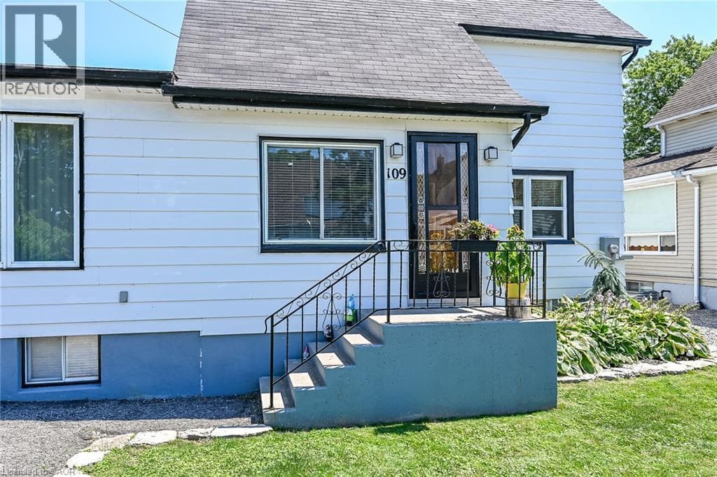 Single Family at 109 HODGKINS Avenue, Thorold, Ontario - Photo 2 - RE/MAX Garden City Realty