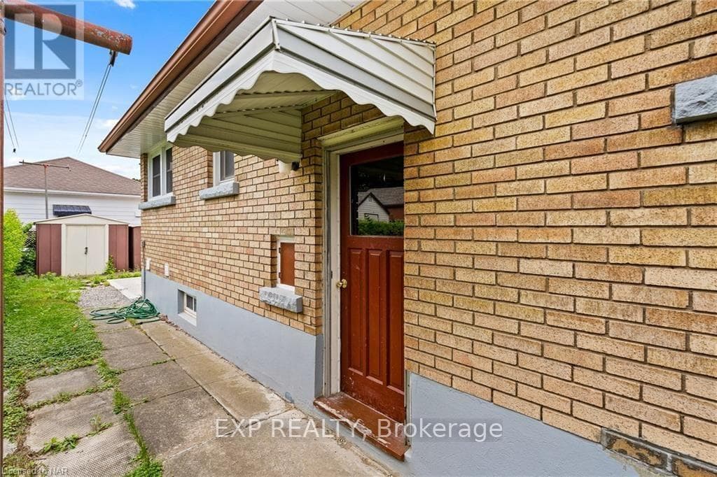 Single Family at Lower- 92 Margery Avenue, St. Catharines (Haig), Ontario - Photo 4 - RE/MAX Garden City Realty