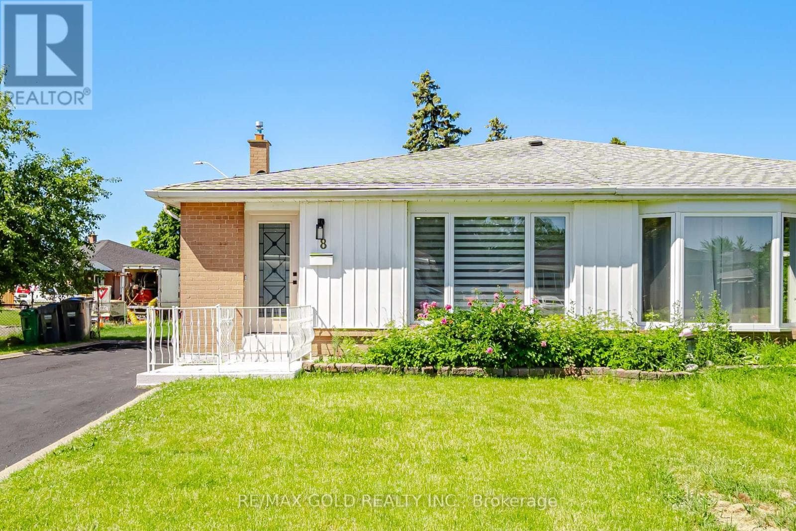 8 Athlone Avenue