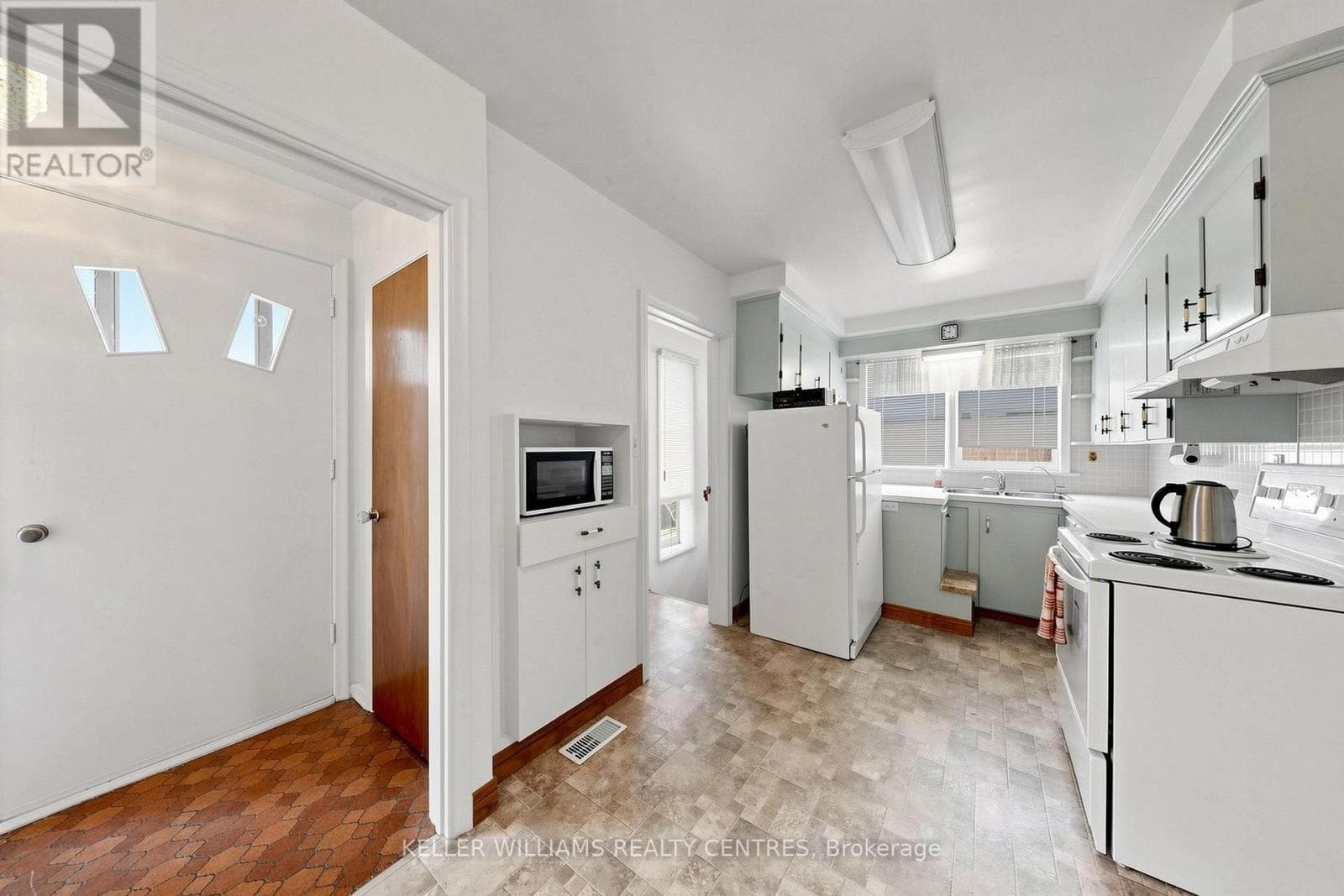 Single Family at 302 Palmer Avenue, Richmond Hill (Harding), Ontario - Photo 8 - RE/MAX Garden City Realty