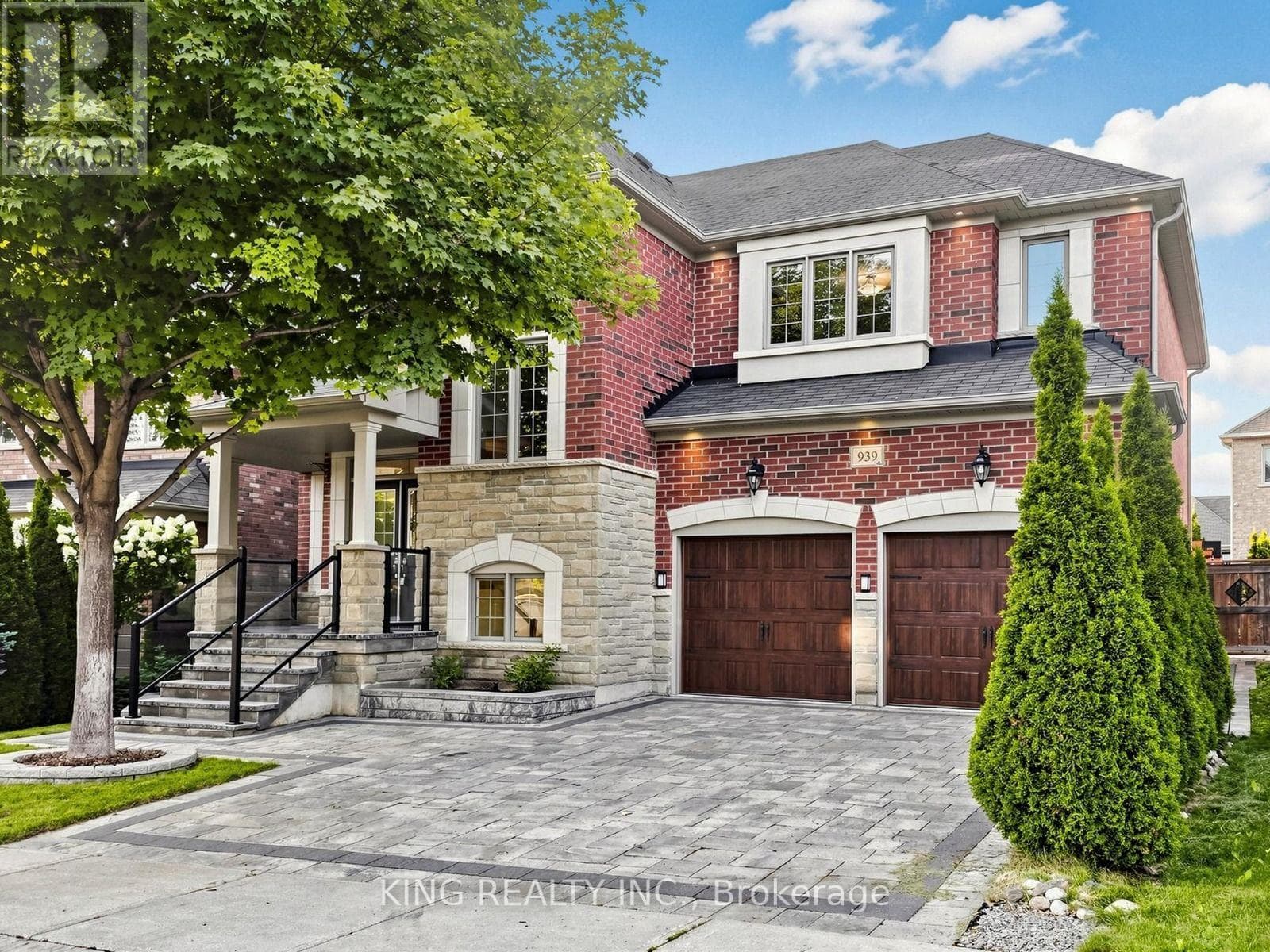 Single Family at 939 Goring Circle, Newmarket (Stonehaven-Wyndham), Ontario - Photo 2 - RE/MAX Garden City Realty