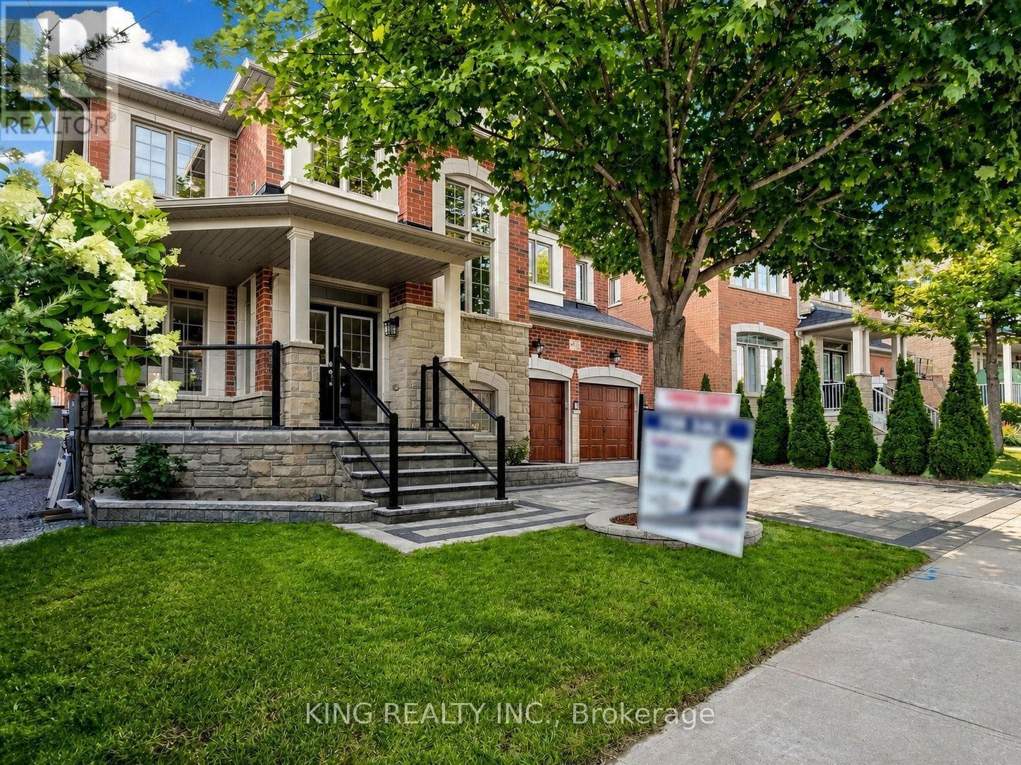 Single Family at 939 Goring Circle, Newmarket (Stonehaven-Wyndham), Ontario - Photo 3 - RE/MAX Garden City Realty