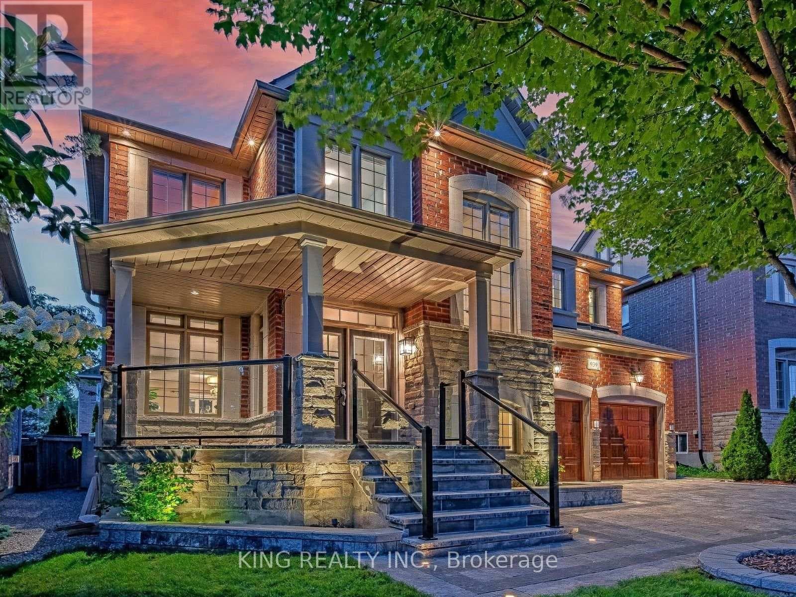 Single Family at 939 Goring Circle, Newmarket (Stonehaven-Wyndham), Ontario - Photo 4 - RE/MAX Garden City Realty